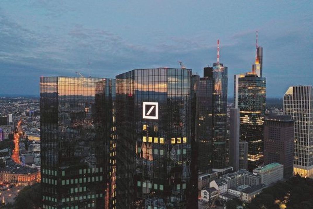 Wie diese Türme der Deutschen Bank in Frankfurt am Main stand in Deutschland lange die Schwarze Null. Die Bundesregierung erreichte sie erstmals in 2014 und konnte sie sieben Jahre in Folge halten - 2018 lief die Schuldenuhr sogar rückwärts.