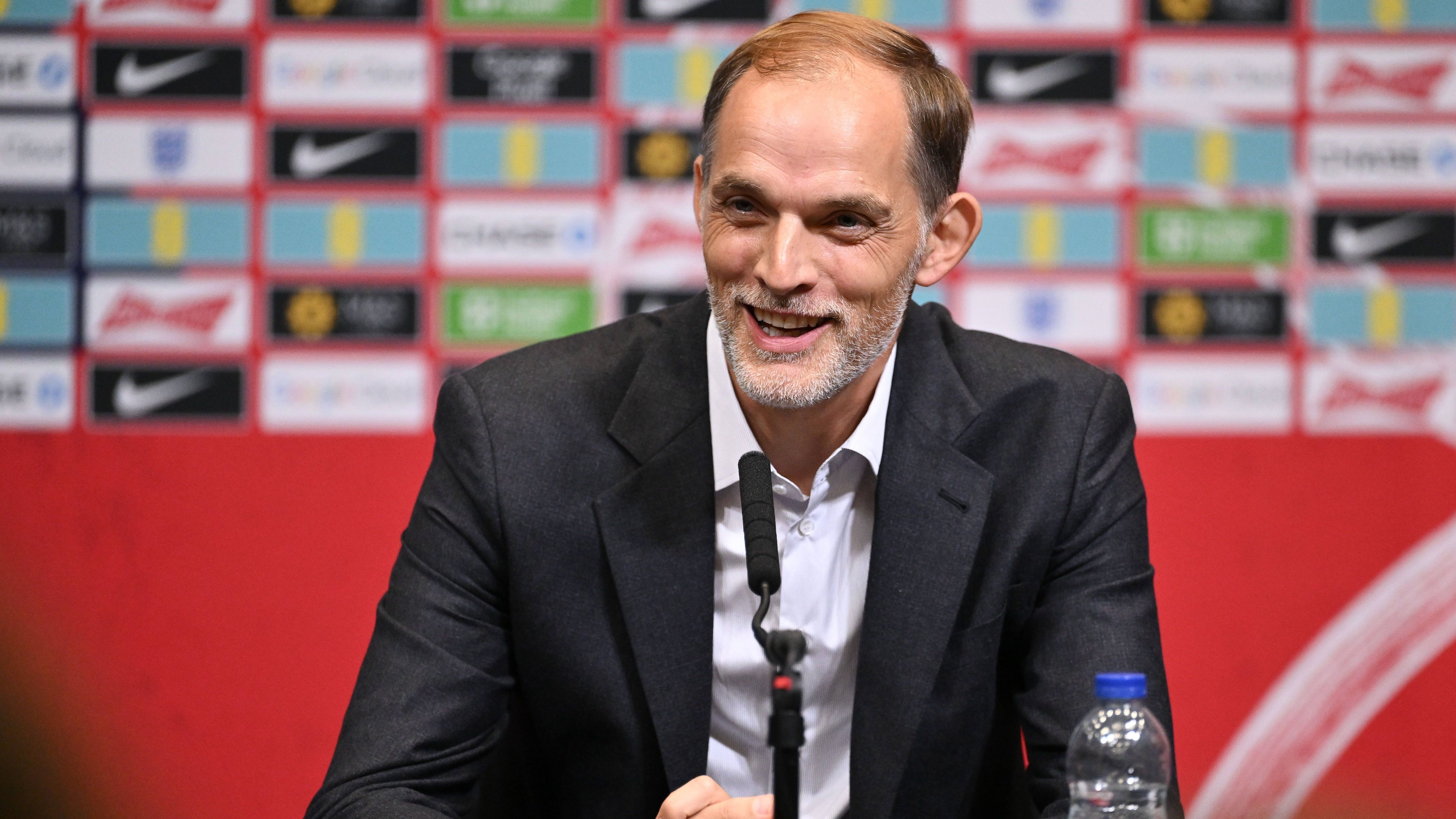 <strong>FA erlaubt Tuchel Arbeit im Homeoffice</strong><br>Im Januar beginnt Thomas Tuchel seinen Job als Trainer der Three Lions. Seine Arbeit kann er dabei teilweise im Homeoffice ausführen. Laut "Sun" wird der 51-Jährige an einigen Sitzungen mit Nachwuchstrainern und anderen Abteilungen teilnehmen, die FA verlangt allerdings nicht, dass er ständig präsent ist. Tuchel lebt aktuell in München, wo auch seine beiden Töchter wohnen.