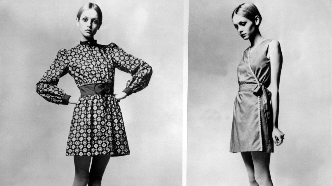 Das Topmodel aus Großbritannien trägt am 18.1.1968 Minikleider aus ihrer eigenen Sommerkollektion.