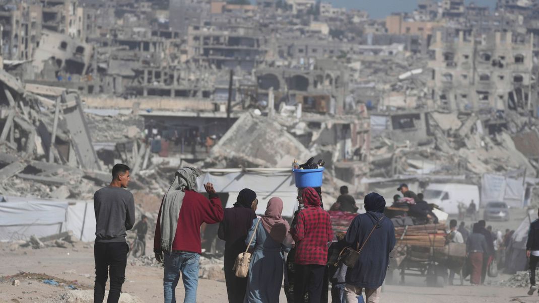 Vertriebene Palästinenser, die vor den laufenden israelischen Militäroperationen im Gazastreifen aus Beit Lahia geflohen sind, kommen im nördlichen Gazastreifen an. 