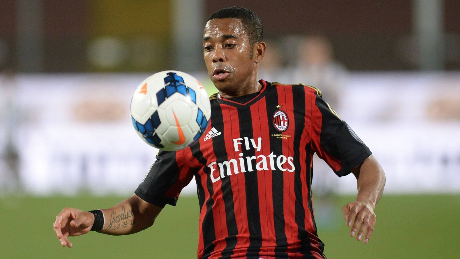 
                <strong>Robinho (35)</strong><br>
                Der quirlige Brasilianer ist vielleicht der größte Star von Basaksehir. Zwischen 2005 und 2008 stand der Stürmer bei Real Madrid unter Vertrag, ehe er für 43 Millionen Euro zu Manchester City wechselte. Nach zwei Jahren auf der Insel schloss sich der Dribbelkünstler dem AC Mailand an. Gemeinsam mit seinen Sturmpartnern Zlatan Ibrahimovic und Alexandre Pato schoss er Milan zum Scudetto, der italienischen Meisterschaft. 
              