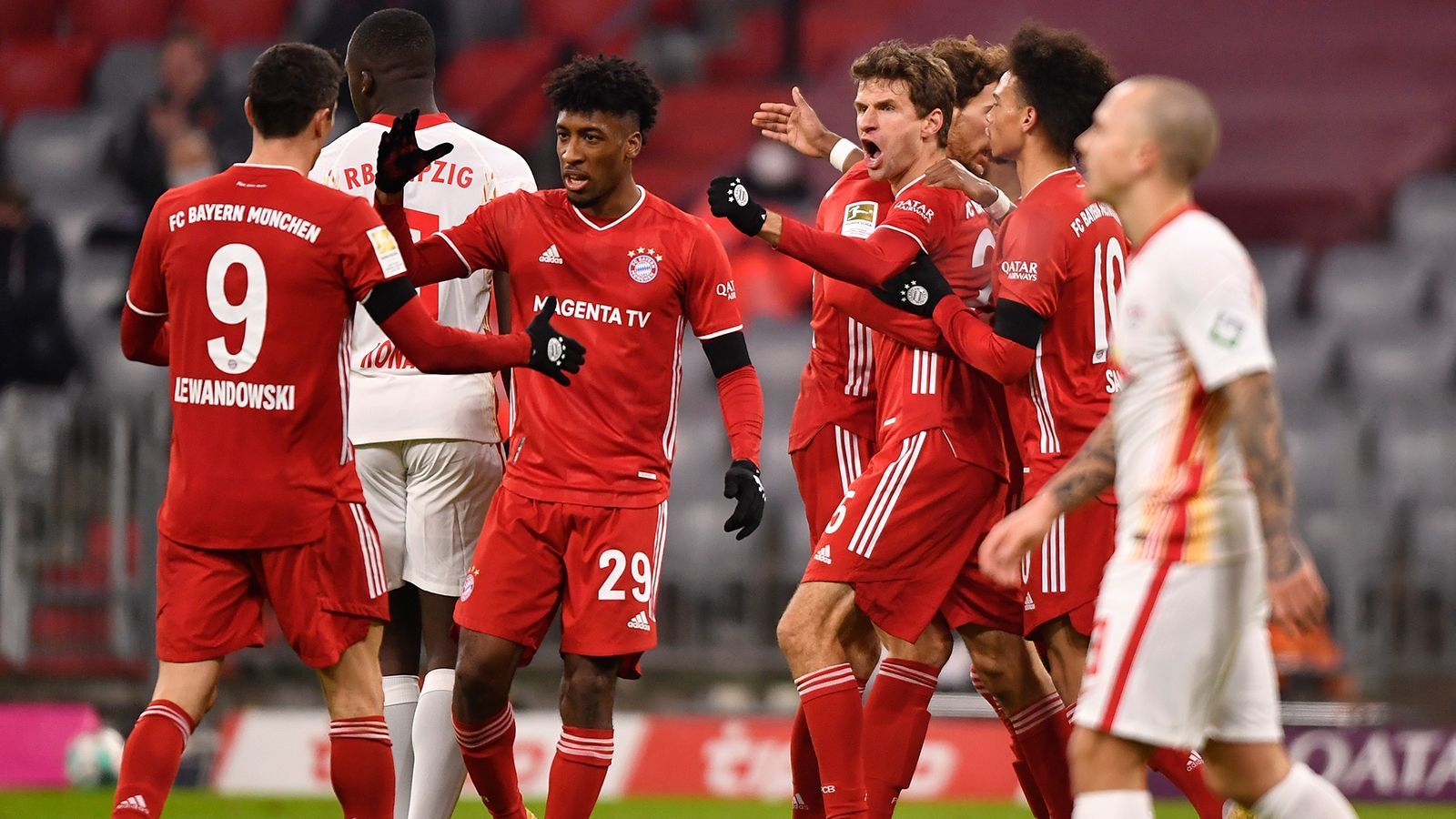 
                <strong>FC Bayern München</strong><br>
                Beim Rekordmeister wird man aller Voraussicht nach im Winter auf Transfers verzichten. Mit der Ausnahme der bald zurückkehrenden Javi Martinez und Tanguy Nianzou dürfte der Münchner Kader zum Wiederbeginn der Liga vollzählig sein, dem Vernehmen nach wollen die Münchner vermehrt auf Jugendspieler wie Jamal Musiala setzen, anstatt den Kader mit neuen Ergänzungsspielern aufzufüllen.
              