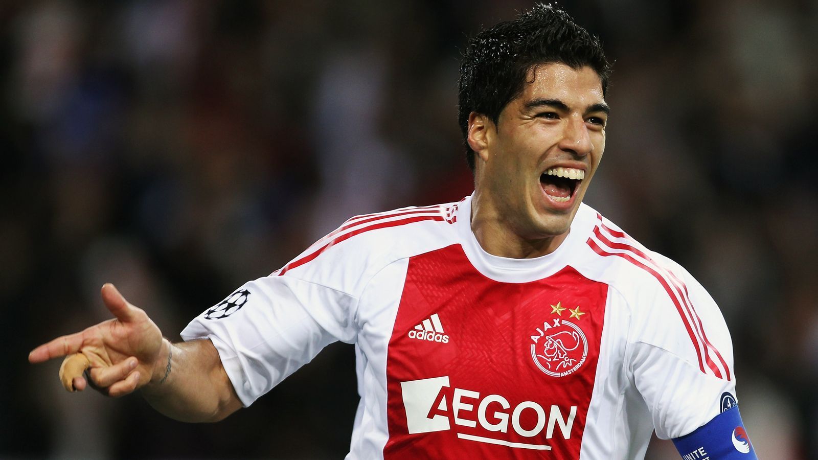 
                <strong>Angriff - Luis Suarez</strong><br>
                Nachdem Ajax Amsterdam 2007 gerade Wesley Sneijder (Real) und Ryan Babel (Liverpool) für zusammen fast 45 Millionen Euro verkauft hatte, war genug Geld da, um das nächste Talent zu holen: Luis Suarez! Der Uruguayer war damals gerade einmal 20 Jahre alt und sorgte in der Saison zuvor in Groningen für Aufsehen, sodass Ajax angeblich 7,5 Millionen Euro für Suarez auf den Tisch legte - eine im Nachhinein kluge Investition! In 158 Spielen schoss der Stürmer 111 Tore und bereitete 68 weitere Treffer vor. Da wundert es nicht, dass Ajax mit dem heutigen Barcelona-Star einen satten Transfergewinn machte. Suarez wurde im Januar 2011 für angeblich 27 Millionen Euro an Liverpool verkauft, wo er als Nachfolger von Fernando Torres einschlug. Seit 2014 geht der 31-Jährige nun schon - sehr erfolgreich - für den FC Barcelona auf Torejagd.
              