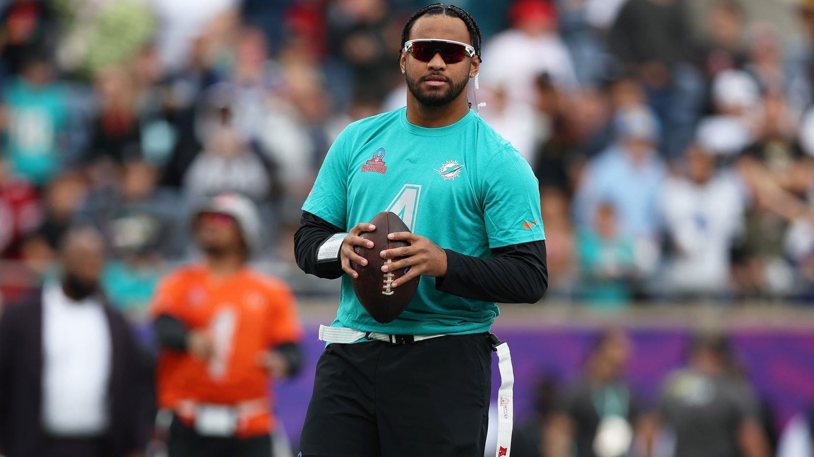 <strong>Miami Dolphins - Tua Tagovailoa (Quarterback)</strong><br>Eine etwas seltsame Situation gibt es in Miami. Tagovailoa schwänzt die Dolphins-Einheiten nur so halb. Er lässt zwar die Trainings sausen, aber erscheint zu manchen Team-Aktivitäten und lässt sich blicken. Auch er verlangt einen neuen Vertrag, da sein Rookie-Kontrakt bei den Dolphins nach dieser Saison abläuft.