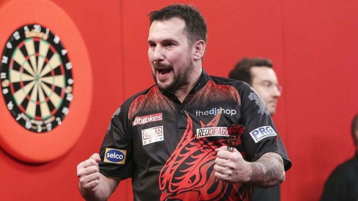 Dartsprofi Jonny Clayton gelingt das perfekte Spiel