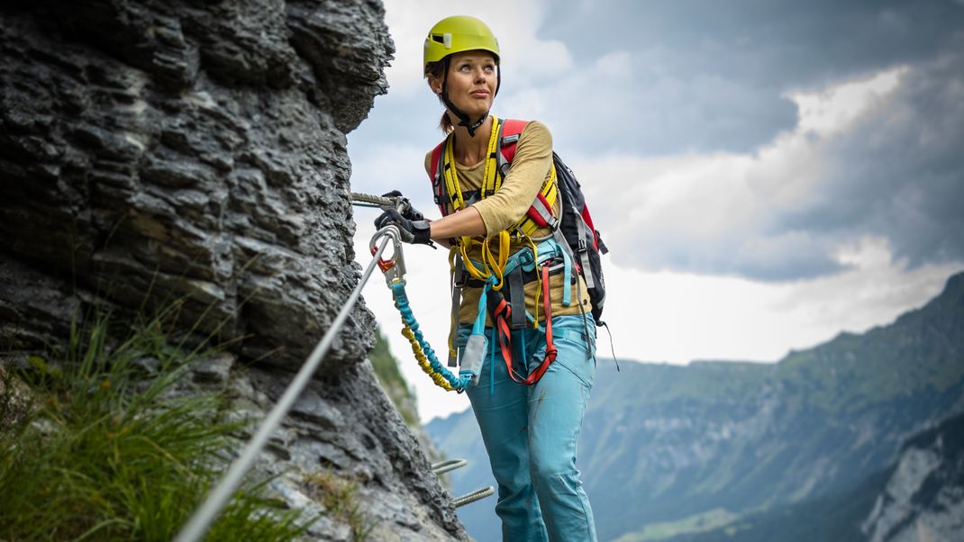 Klettersteige mit Stahlseilen zur Absicherung sind während eines Gewitters sehr gefährlich. Du solltest sie schnellstmöglich verlassen, da die Stahlseile Elektrizität sehr gut leiten.