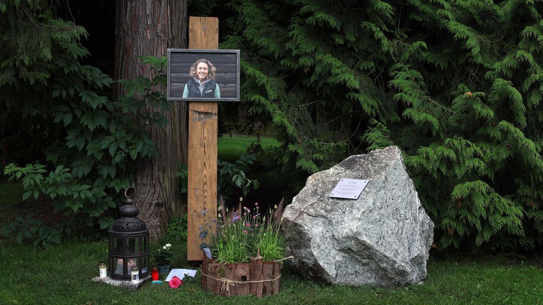 Ein Portrait der ehemaligen Biathletin Laura Dahlmeier ist an einer Gedenkstätte im Kurpark Partenkirchen angebracht.