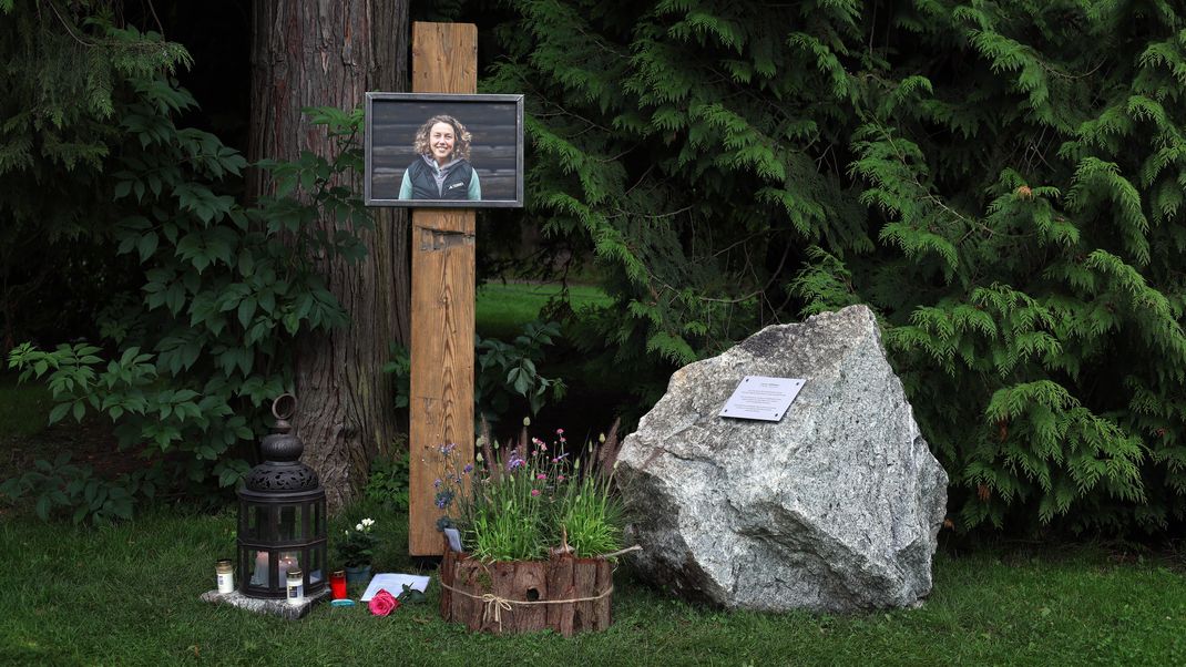Ein Portrait der ehemaligen Biathletin Laura Dahlmeier ist an einer Gedenkstätte im Kurpark Partenkirchen angebracht.