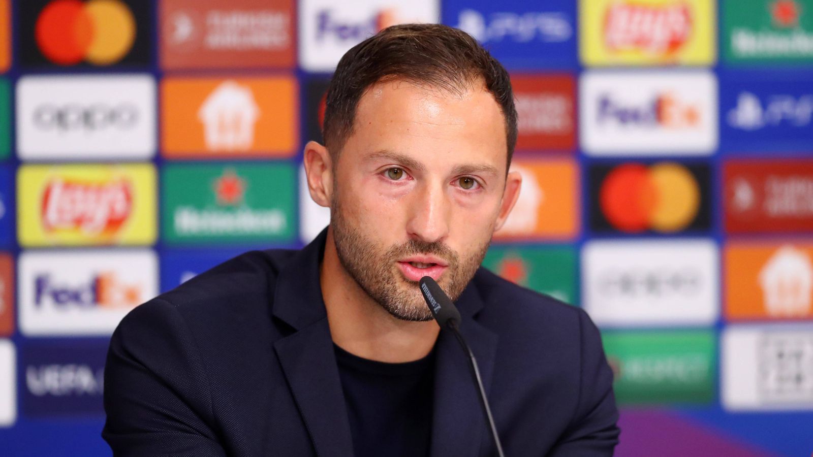 
                <strong>Domenico Tedesco</strong><br>
                Tedesco kam im Winter 2021 inmitten einer Krise zu RB Leipzig und trat die Nachfolge von Jesse Marsch an. Die Handschrift des 37-Jährigen ließ sich bei den Sachsen sofort erkennen, sodass er die Leipziger noch in derselben Saison zum Triumph im DFB-Pokal und damit zum ersten Titel der Vereinsgeschichte führte.Doch ein Sieg aus fünf Spielen wurde Tedesco zu Saisonbeginn zum Verhängnis, sodass er letztendlich durch Marco Rose ersetzt wurde. Seither ist der Deutsch-Italiener auf der Suche nach einer neuen Anstellung als Cheftrainer. Laut den "Stuttgarter Nachrichten" soll Tedesco dem VfB allerdings bereits abgesagt haben - der Grund: die ungewisse Zukunft von Stuttgarts Sportdirektor Sven Mislintat.&#x2022; Letzte Trainerstation: RB Leipzig <br>&#x2022; Amtszeit: 09.12.2021 - 07.09.2022<br>&#x2022; Weitere Trainerstationen: Spartak Moskau, FC Schalke 04, Erzgebirge Aue<br>
              