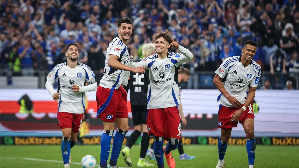 Daniel Elfadli (2. v.l.) hat beim HSV verlängert