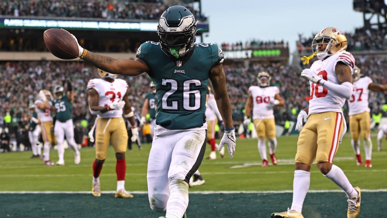 
                <strong>Gewinner: Das Laufspiel der Eagles</strong><br>
                Dieses Kollektiv ist eine Wucht. Zwar ragte beim Sieg der Eagles gegen die 49ers kein einzelner Eagles-Rusher heraus, die Team-Leistung hat aber den Unterschied gemacht (Foto: Running Back Miles Sanders). 148 Rushing Yards, dabei vier Spieler mit mindestens 20 Yards, bilden die Basis eines variablen Laufspiels. Und das gegen die Defense der Niners, die im Schnitt nur 77 Rushing Yards pro Spiel zulässt und damit die zweitbeste Defense der NFL ist. Dazu lohnt ein Blick auf die allgemeinen Statistiken: Die 39 Rushing Touchdowns der Eagles sind die meisten eines Teams in einer einzelnen NFL-Saison (mit Playoffs). 
              