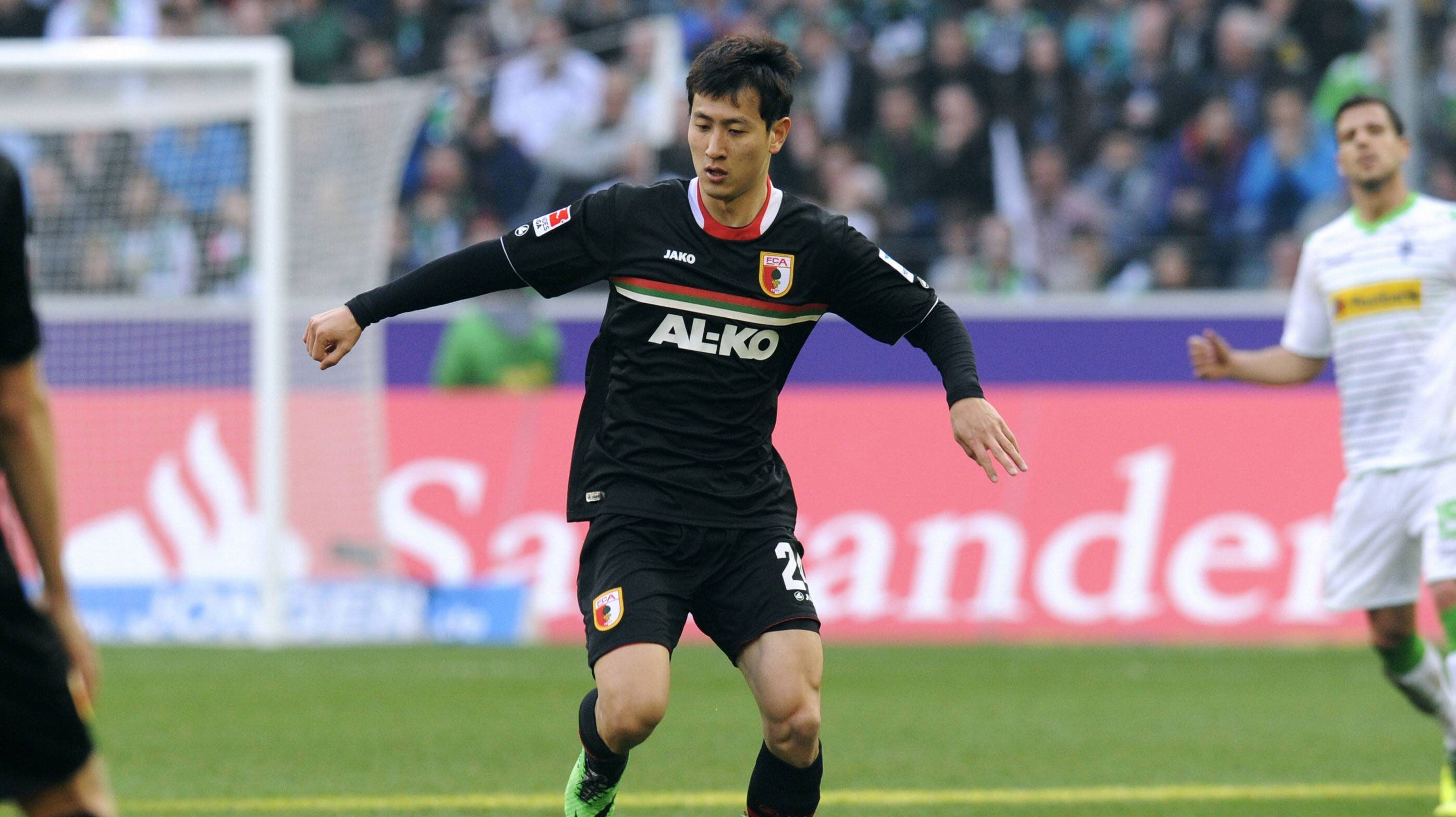 
                <strong>Ji Dong-won</strong><br>
                Einige Neuzugänge stehen bereits fest. Unter ihnen ist der südkoreanische Stürmer Ji Dong-won, der im Sommer vom FC Augsburg zum BVB wechseln wird.
              