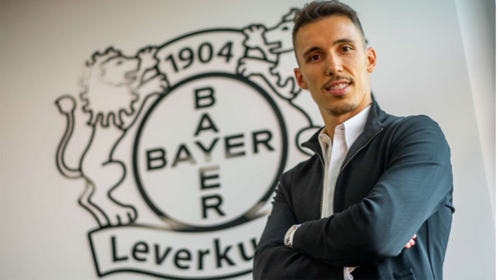 <strong>Alejandro Grimaldo </strong><br>
                Auch Bayer 04 Leverkusen verstärkt sich zur neuen Saison und hat den Wechsel von&nbsp;Alejandro&nbsp;Grimaldo&nbsp;unter Dach und Fach gebracht. Der 27-jährige Außenverteidiger kommt ablösefrei von Benfica Lissabon. Der Spanier ist bis Sommer 2027 an Bayer gebunden.&nbsp;Grimaldo gilt als absoluter Wunschspieler von Trainer Xabi Alonso.
