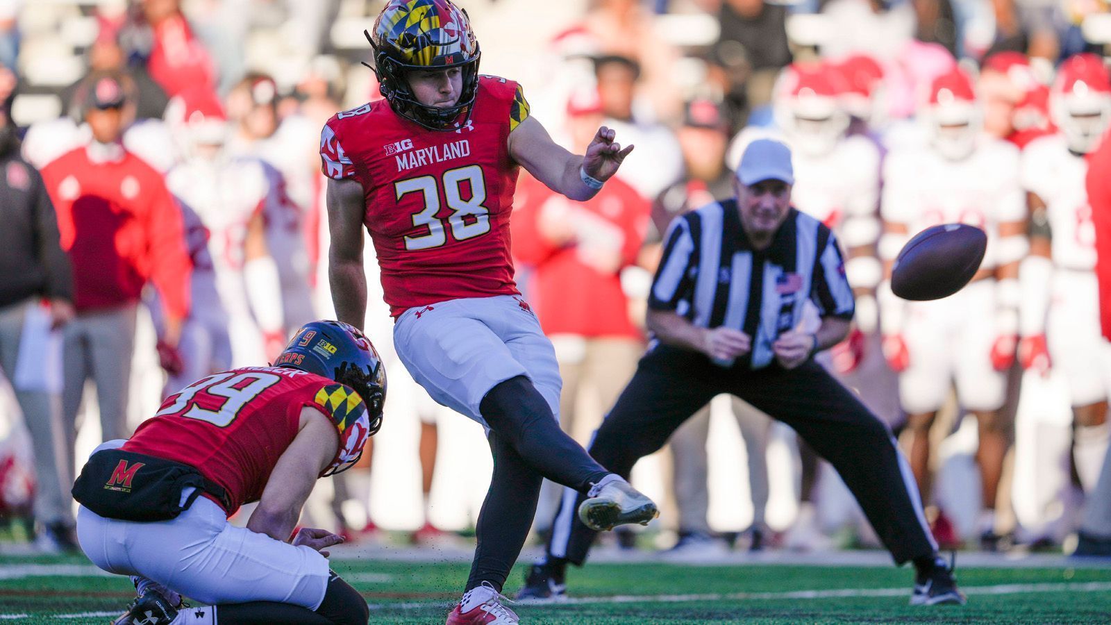 
                <strong>3. Platz - Kicker: Chad Ryland, Maryland</strong><br>
                Chad Ryland gehört zu einem der sichersten Kicker des Landes. Nach vier Jahren an der Eastern Michigan University wechselte er zur vergangenen Saison zu den Maryland Terrapins. In jeder seiner vergangenen drei Spielzeiten traf er über 80 Prozent - 19 seiner 23 Versuche saßen. Dazu muss gesagt werden, dass über die Hälfte seiner verwandelten Field Goals 40 Yards und länger waren. Ryland bewies auch um den Combine sein Kicking Leg. Bei den "Kohl's Kicking Camps" stellte er seine Qualitäten mit einem Kick aus 66 Yards Entfernung unter Beweis. Seine verbesserte Genauigkeit in den letzten Jahren hat ihn zu einem legitimen NFL-Anwärter gemacht.
              