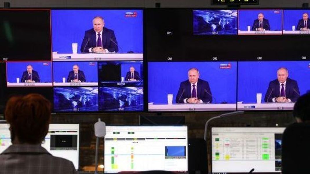 In Russland bestimmt der Kreml unter Präsident Wladimir Putin, was im Staatsfernsehen läuft. Einer ehemaligen Mitarbeiterin des größten russischen Senders, Channel One Russia, zufolge kommen alle Vorgaben darüber, "was man sagen darf und was nicht", direkt von der Regierung.