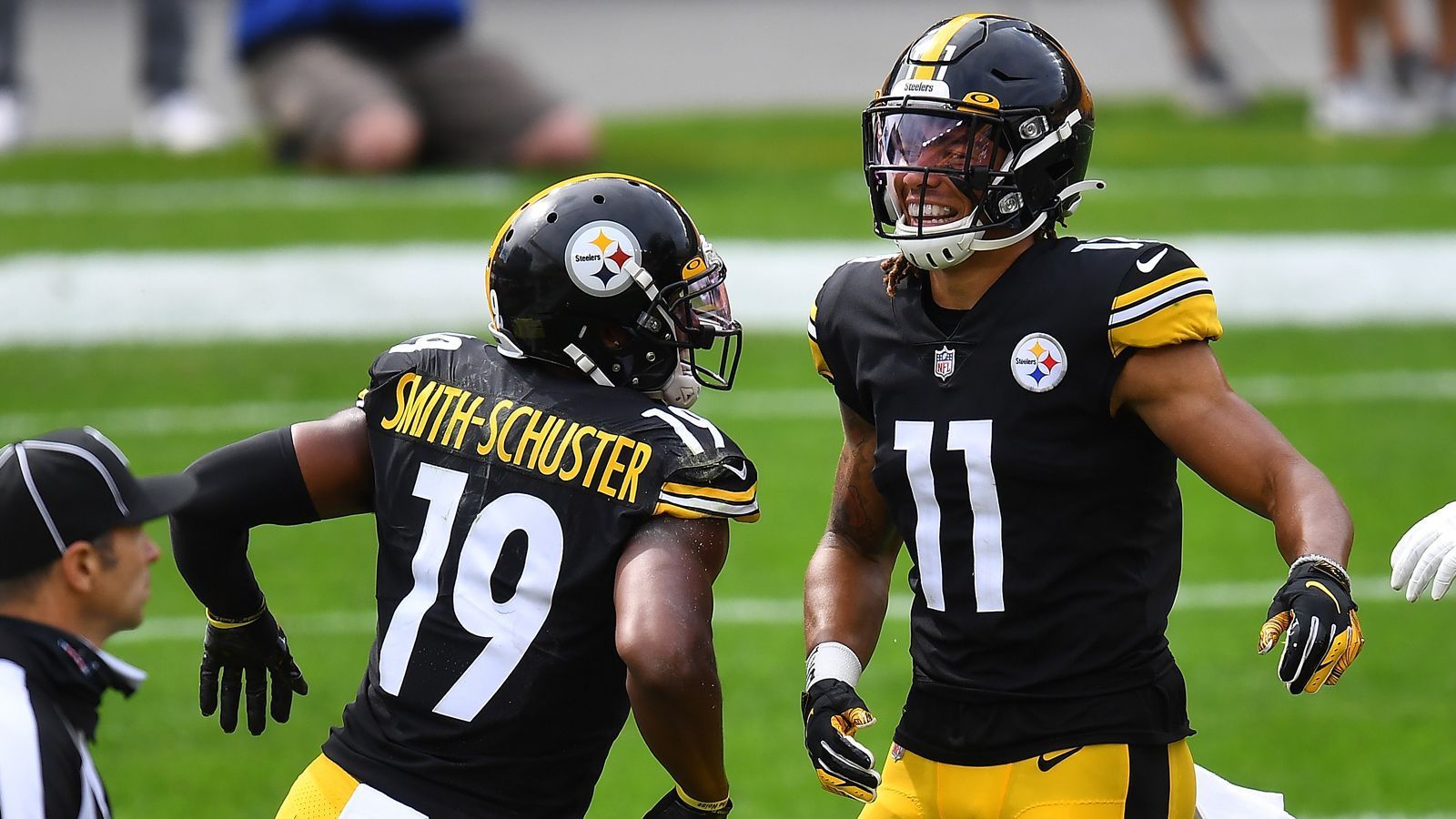 
                <strong>Pittsburgh Steelers: Das beste Receiver-Quartett der Liga?</strong><br>
                Die Offense der Pittsburgh Steelers ist schlicht unberechenbar. War in den ersten beiden Wochen noch Dionte Johnson der am häufigsten gesuchte Receiver, gelang Rookie Chase Claypool an den vergangenen beiden Spieltagen mit 197 Total-Yards und fünf Touchdowns sein Durchbruch. Gemeinsam mit James Washington und JuJu Smith-Schuster bilden Claypool und Johnson wohl das explosivste Receiver-Quartett der NFL. Währenddessen präsentiert sich Ben Roethlisberger unaufgeregt und erledigt seinen Job effizient: Big Ben steht nach fünf Spielen bei elf Touchdowns und nur einer Interception - gerade gegen den Blitz behält er einen kühlen Kopf und leistet sich kaum Fehler.
              