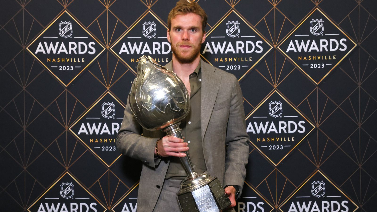 
                <strong>Hart Memorial Trophy (Wertvollster Spieler, von der Presse gewählt)</strong><br>
                &#x2022; Connor McDavid<br>&#x2022; Team: Edmonton Oilers<br>
              