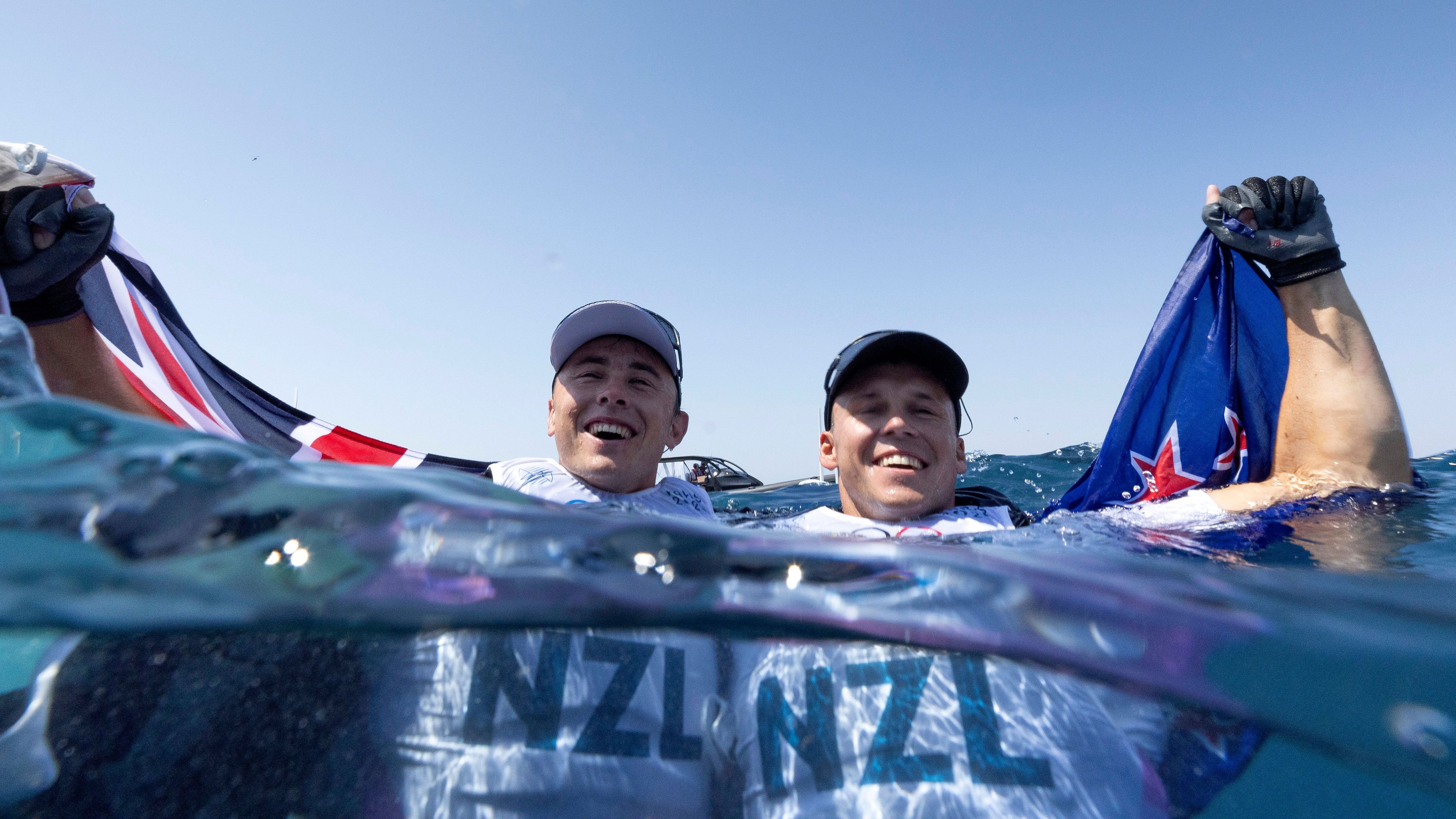 <strong>Olympia: Die besten Bilder des siebten Tages</strong><br>Die neuseeländischen Segel-Athleten Isaac McHardie (R) und William McKenzie (L) bejubeln ihre Silbermedaille bereits im Wasser.