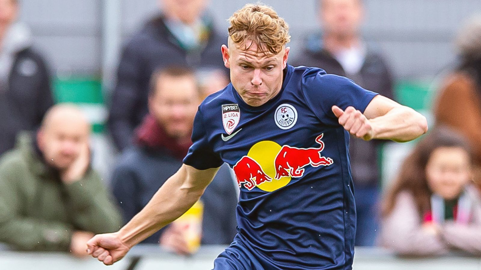 
                <strong>Kilian Ludewig (Red Bull Salzburg)</strong><br>
                Im Nachwuchs der Salzburger tummeln sich auch einige deutsche Talente, so etwa U19-Nationalspieler Kilian Ludewig. Der 19 Jahre alte Außenverteidiger kam 2018 von RB Leipzig in die Mozartstadt und wird seitdem in der inoffiziellen zweiten Mannschaft der Salzburger, dem FC Liefering, für die Profimannschaf aufgebaut. Bislang wartet Ludewig noch auf seinen ersten Pflichtspiel-Einsatz für die Salzburger Profi-Abteilung, sein Vertrag läuft bis 2022.
              