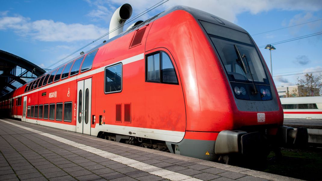 Die Gewerkschaft Deutscher Lokomotivführer (GDL) hat zu einem 35-stündigen Warnstreik bei der Deutschen Bahn AG aufgerufen.
