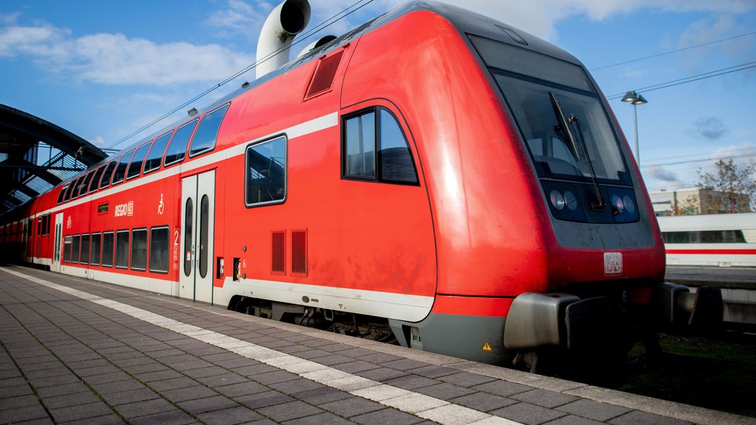 Die Gewerkschaft Deutscher Lokomotivführer (GDL) hat zu einem 35-stündigen Warnstreik bei der Deutschen Bahn AG aufgerufen.