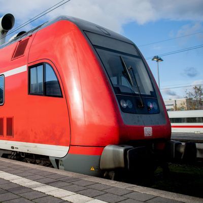 Die Gewerkschaft Deutscher Lokomotivführer (GDL) hat zu einem 35-stündigen Warnstreik bei der Deutschen Bahn AG aufgerufen.