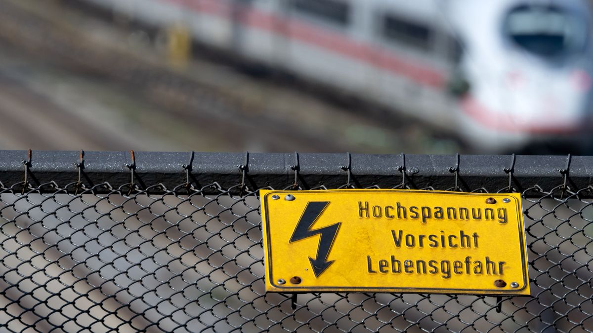 Schild warnt vor Hochspannung