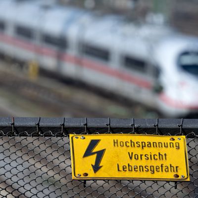 Schild warnt vor Hochspannung