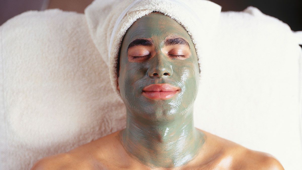 Heilerde, Aloe Vera sowie pflegende Masken für das Gesicht – findet heraus, welche Hausmittel ihr für eine reinigende Gesichtsmaske verwenden könnt.