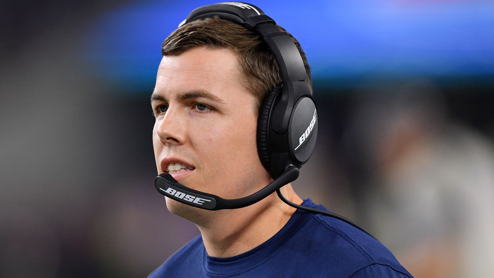 
                <strong>Kellen Moore (Offensive Coordinator, Dallas Cowboys)</strong><br>
                Wer nach einem jungen und innovativen Trainer sucht, kommt um Kellen Moore eigentlich kaum herum. Der 33-Jährige Ex-Quarterback gehört seit dem Jahre 2018 dem Trainerstab der Dallas Cowboys an, war zunächst als Quarterback Coach für Dak Prescott zuständig und wurde 2019 zum Offensive Coordinator befördert. Dallas stellte 2021 den besten Angriff der Liga – sowohl von den Yards als auch von den Punkten her. Es scheint nur eine Frage der Zeit zu sein, bis er bei einem NFL-Team als Head Coach fungiert.
              