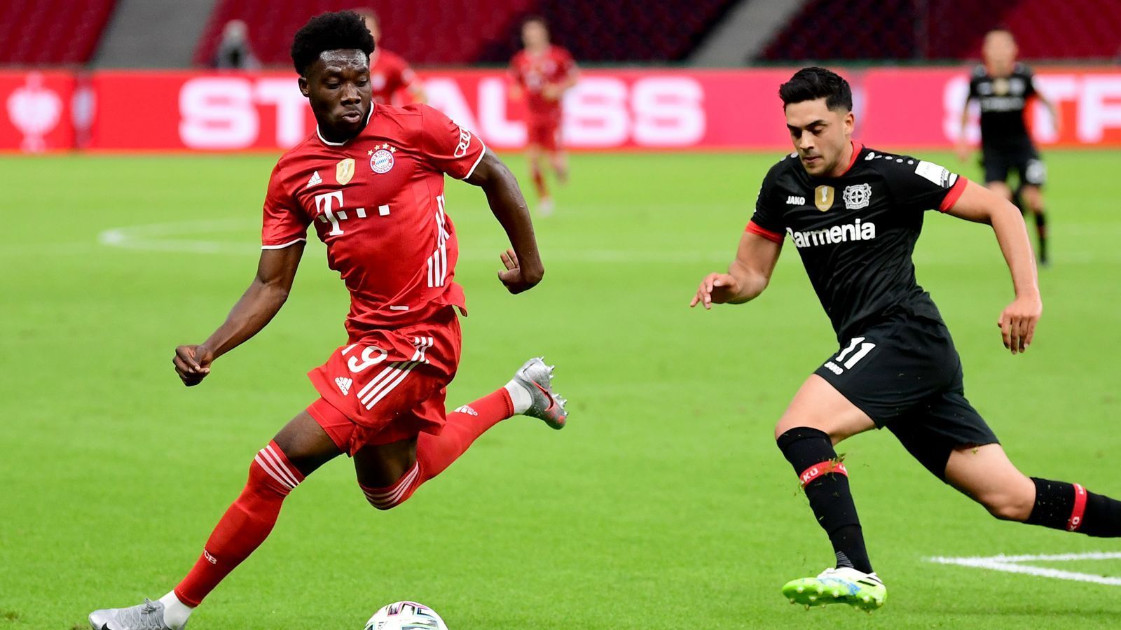 
                <strong>Alphonso Davies</strong><br>
                Der Linksverteidiger sieht in der 31. Minute unglücklich aus, als er am Ball vorbeistochert, die Situation letztendlich aber klären kann. Mit seiner Schnelligkeit läuft er seinen Gegenspielern den Ball ab, lässt wenig gefährliche Angriffe von Leverkusen entstehen. In der 57. Minute kommt er allerdings gegen Diaby nicht hinterher und hat Glück, dass Volland die Chance liegen lässt. Zudem verursacht er einen Elfmeter. In der Offensive agiert er zurückhaltender als sonst. ran-Note: 4
              