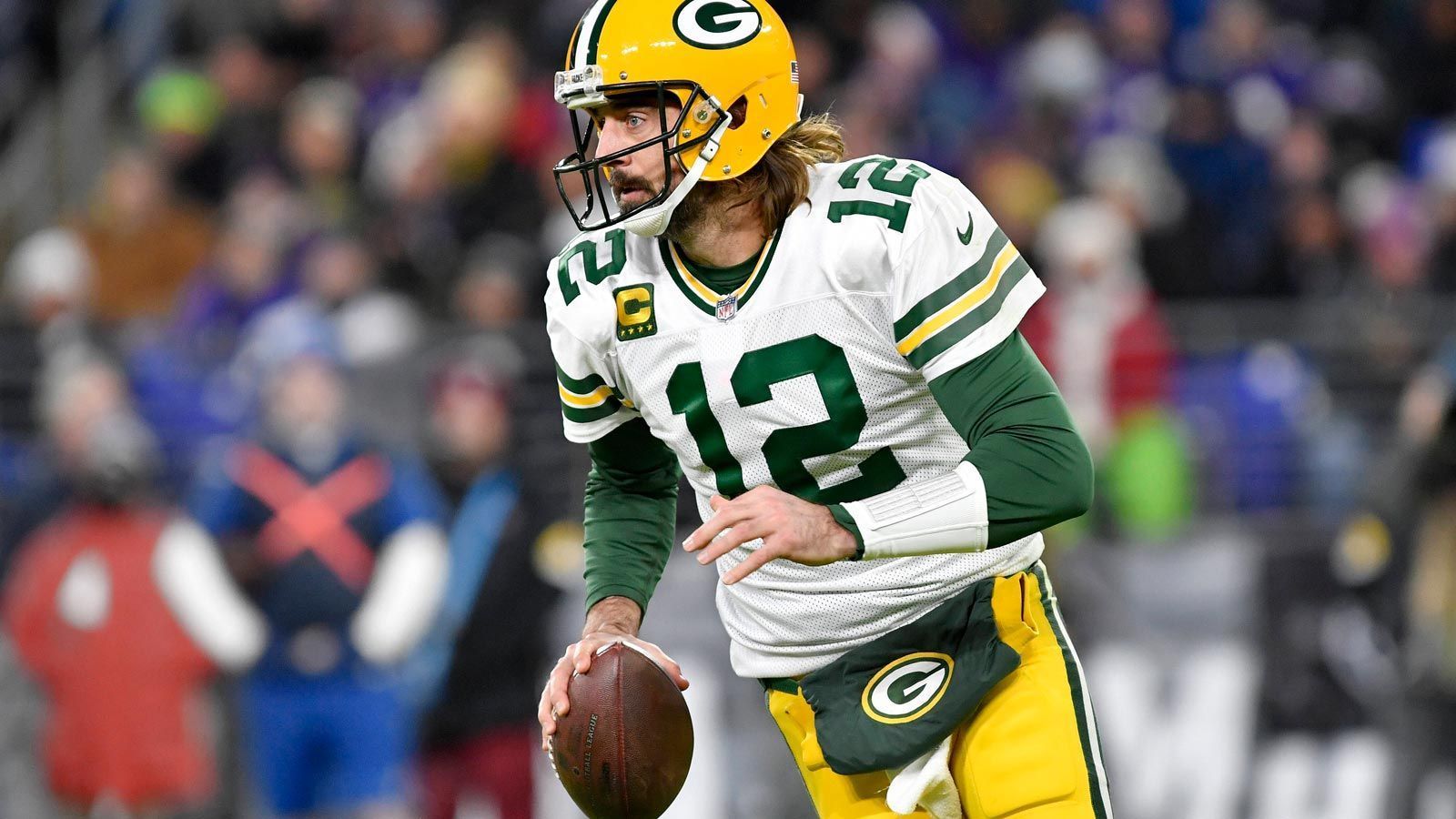 
                <strong>Aaron Rodgers (Green Bay Packers)</strong><br>
                &#x2022; 100.000 US-Dollar für jede Kategorie, wenn er in den Top-3 landet und mindestens 72,5 Prozent aller Snaps auf dem Platz stand:<br/><br>&#x2022; 120.000 US-Dollar für einen Sieg in den Divisional Playoffs - <br>&#x2022; 130.000 US-Dollar für einen Sieg im NFC-Championship-Sieg - <br>&#x2022; 150.000 US-Dollar für einen Sieg im Super Bowl<br>
              