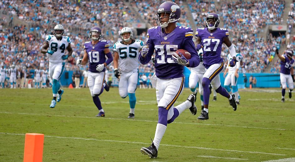 
                <strong>Platz 3: Minnesota Vikings</strong><br>
                Platz 3 - Minnesota Vikings: Star-Quarterback Teddy Bridgewater kaputt, Laufwunder Adrian Peterson kaputt, doch die Vikings zucken nur mit den Schultern und fahren weiter Siege ein. Vor allem, weil die Defense auf Quarterback-Jagd geht und in Woche drei gegen Cam Newton gleich acht Sacks hinlegt. Allein Everson Griffen, Danielle Hunter und Linval Joseph kommen zusammen auf zehn Sacks in den ersten drei Spielen. Dazu funktioniert Bridgewater-Ersatz Sam Bradford fast ohne Anlaufzeit. Der Lohn: Die Vikings klettern von Rang sieben der Vorwoche in die Top Drei. Nun kommen die Giants nach Minneapolis.
              