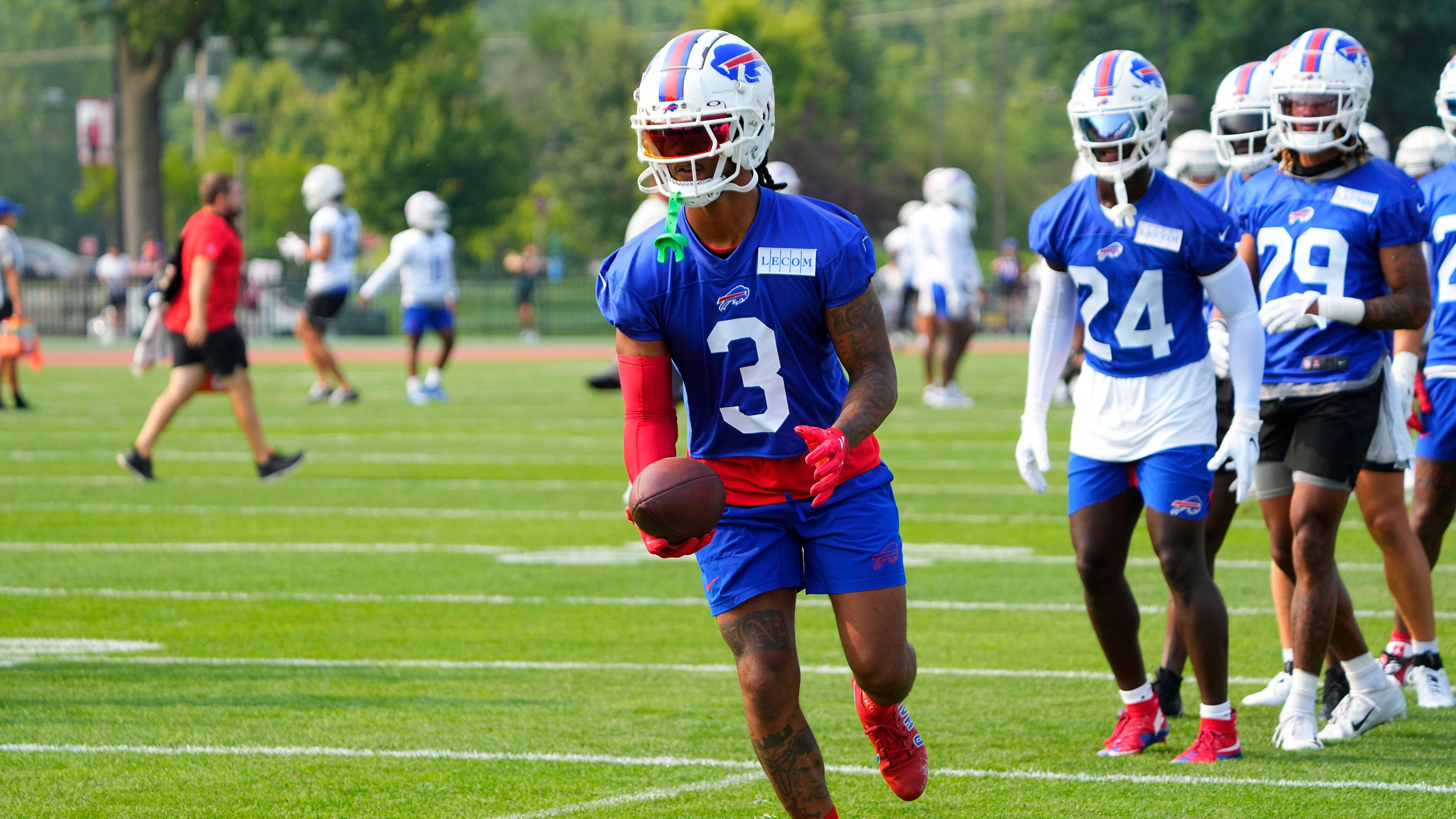 <strong>Comeback Player of the Year</strong> <br>(Vorjahressieger: Geno Smith, Quarterback, Seattle Seahawks)<br><br>Diese Auszeichnung dürfte vorab bereits so gut wie sicher feststehen. Safety Damar Hamlin (Bild) von den Buffalo Bills erlitt in der Vorsaison während eines Spiels einen Herzstillstand, konnte aber reanimiert werden und arbeitet derzeit im Training fleißig an seinem Comeback. Außenseiterchancen haben die Quarterbacks Tua Tagovailoa von den Dolphins und Russell Wilson von den Broncos.