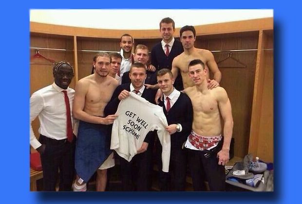
                <strong>Genesungswünsche von Poldi und Co.</strong><br>
                Nach dem Sieg über Cardiff twitterte Lukas Podolski: "Es war ein wichtiger Sieg heute für unser Team. Michael, wir alle hoffen, dass auch Du gewinnen wirst." Dazu veröffentlichte der Nationalspieler ein Foto mit einigen seiner Mitspieler
              