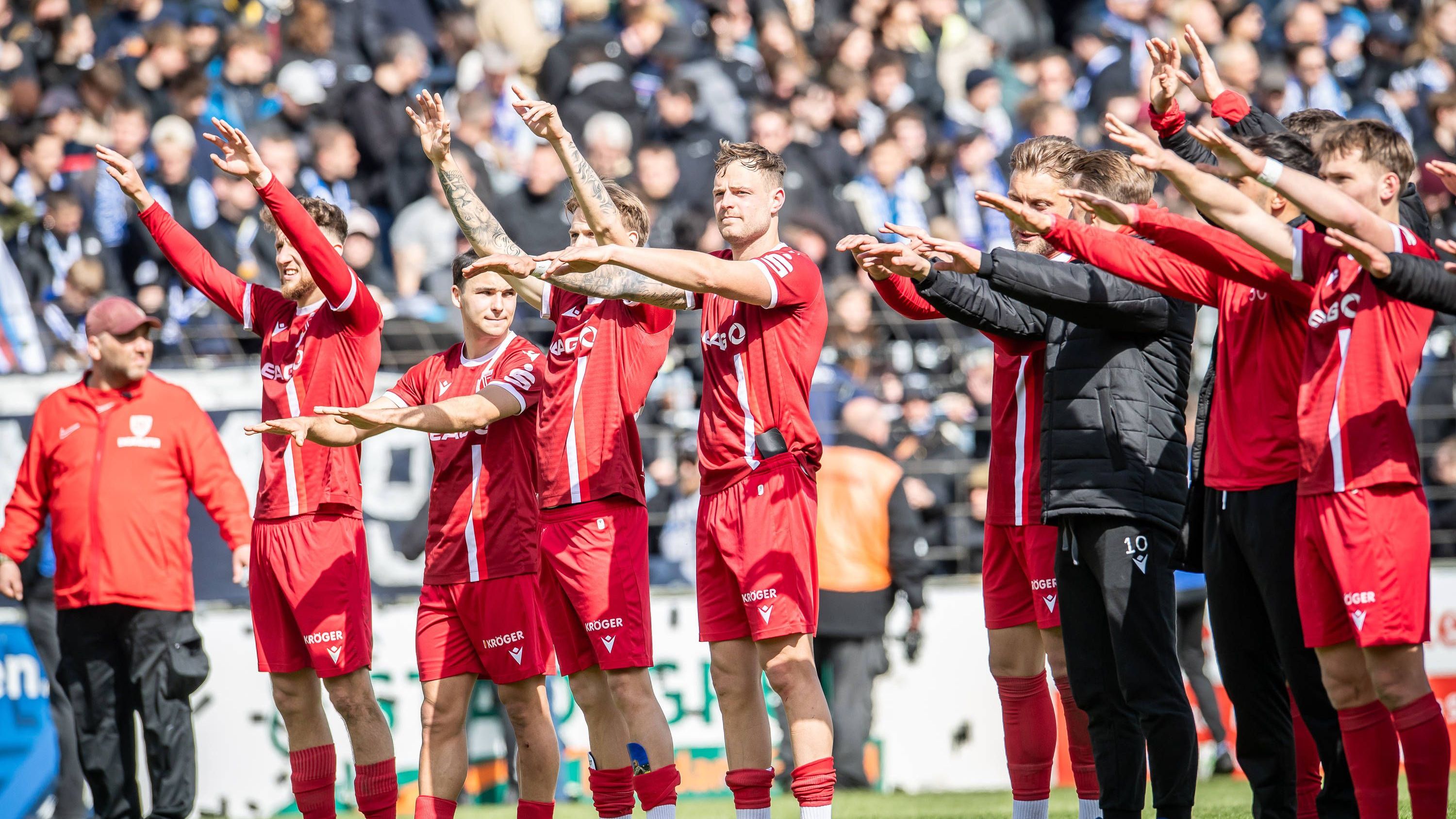 <strong>Energie Cottbus</strong> <br>Sportlich treten die Lausitzer seit einigen Jahren "noch" auf der Stelle. Vergangene Saison gelang dann der Meistertitel in der Regionalliga Nordost, in der Relegation war dann aber die SpVgg Unterhaching zu stark. Auch in dieser Saison klopft Cottbus als aktuell Tabellenerster ans Aufstiegstor. Der große Vorteil 2024: Der Meister der Nordost-Staffel steigt direkt auf.