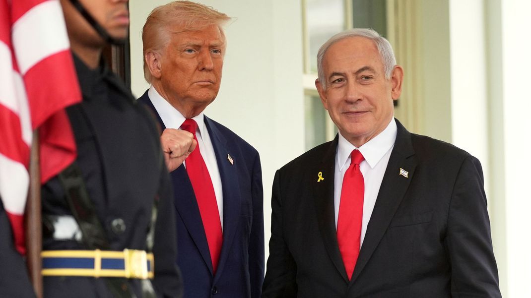 7. April 2025, USA, Washington: US-Präsident Donald Trump (links) verkündet beim Besuch von Israels Ministerpräsident Benjamin Netanjahu im Weißen Haus, dass die USA mit dem Iran direkte Gespräche über das iranische Atomprogramm aufgenommen haben.