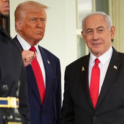 7. April 2025, USA, Washington: US-Präsident Donald Trump (links) und Israels Ministerpräsident Benjamin Netanjahu im Weißen Haus