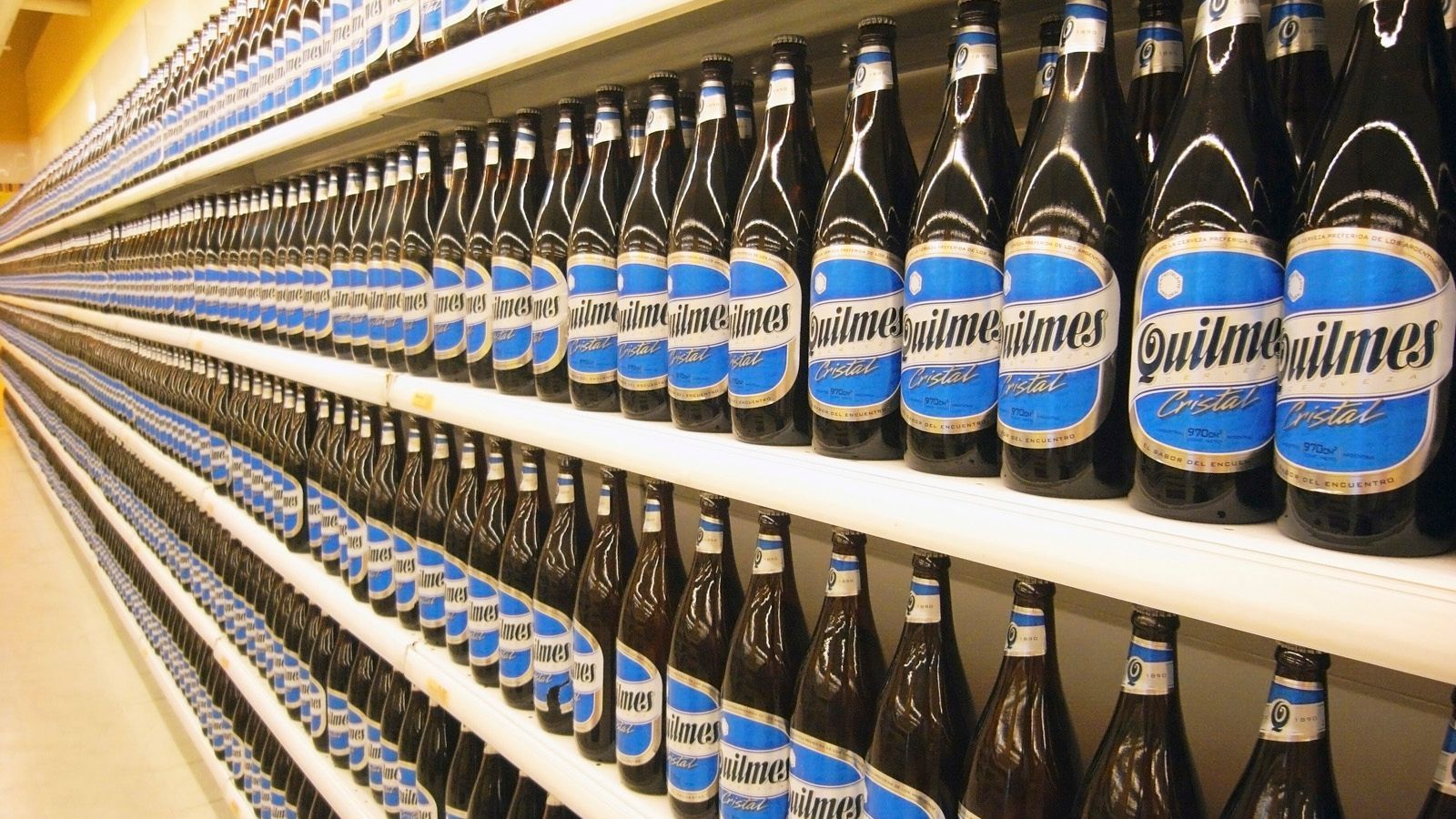 
                <strong>Quilmes</strong><br>
                Die Argentinier können auch Bier. Besonders schmackhaft ist Quilmes. "Der Antrunk offenbart ein leichtfüßiges Bier mit lebendiger Kohlensäure und feinen Malzaromen. Quilmes ist knackig frisch, dezent bitter und sehr süffig, vor allem dann, wenn man unter der heißen Sonne Argentiniens brutzelt", schreibt die "Bierothek". Einen Funfact verrät wiederum Wikipedia: Quilmes wurde 1890 in der Stadt Quilmes im Großraum Buenos Aires gegründet. "Das Unternehmen wurde 1890 von Otto Bemberg, einem deutschen Einwanderer, als Bierhersteller gegründet." Dann mal Prost. Oder besser: Salud!
              