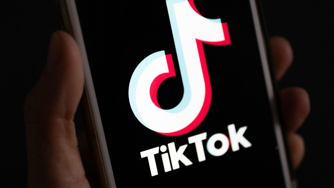 Auf einem Smartphone wird das Logo der Plattform Tiktok angezeigt.