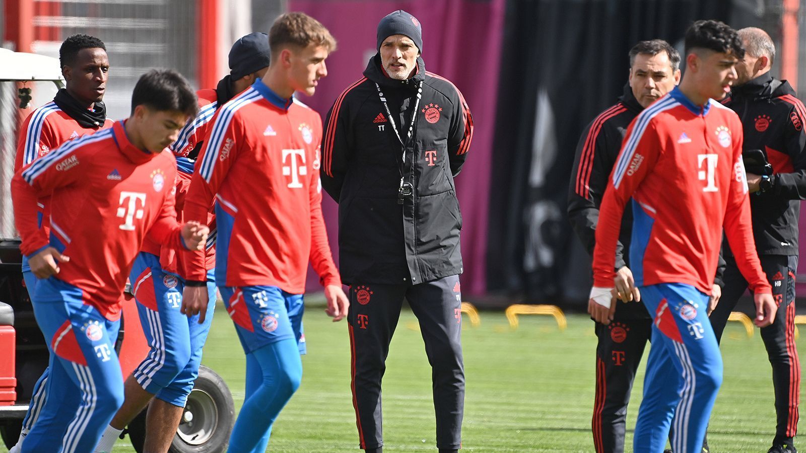 
                <strong>Dezimierte Gruppe </strong><br>
                Wegen der Länderspiele ist die Trainingsgruppe dezimiert und besteht nur aus 13 Spielern. Darunter: Zahlreiche Youngster aus der zweiten Mannschaft der Bayern, die sich jetzt unter Tuchel beweisen können. 
              