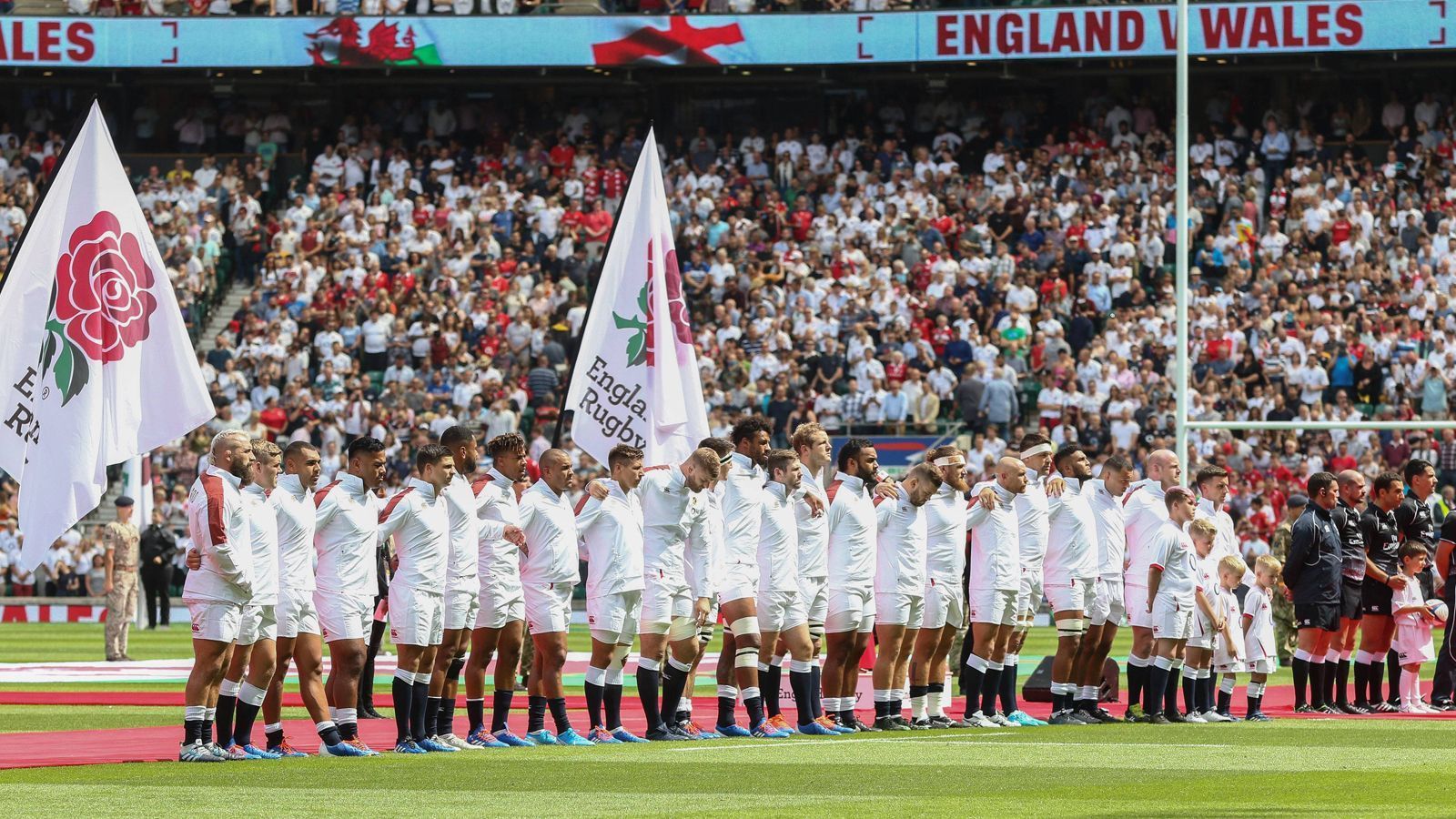 
                <strong>England – Die Schmach von 2015 vergessen machen </strong><br>
                Die englische Nationalmannschaft erlebte in den vergangenen Jahren eine kleine Krise. Wurden sie 2003 noch Weltmeister und 2007 immerhin Vize-Weltmeister, ging es danach rapide bergab. 2011 scheiterten sie im Viertelfinale. Die größte Schmach ereignete sich 2015, als die Engländer bei der WM im eigenen Land bereits in der Gruppenphase ausschieden. Eddie Jones übernahm danach das Traineramt und soll die Mannschaft wieder zur Weltspitze formen. Jones trainierte zuvor die japanische Nationalmannschaft und gewann mit dieser bei der WM 2015 überraschend drei von vier Gruppenspiele.
              