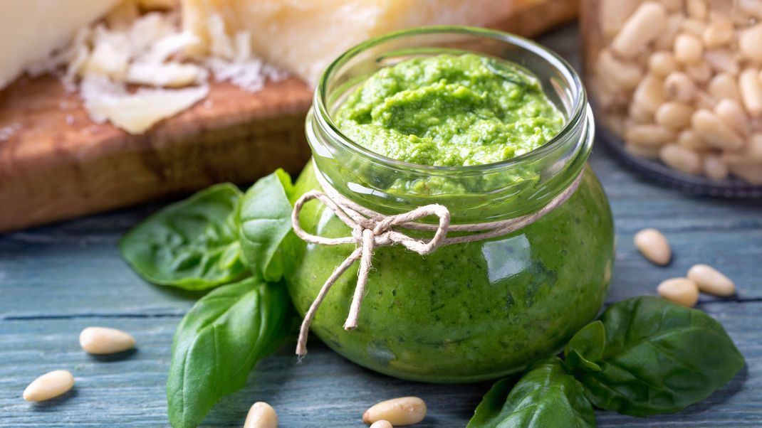 Nichts geht über selbstgemachtes Basilikumpesto - ob zu Pasta oder als Brot-Aufstrich.