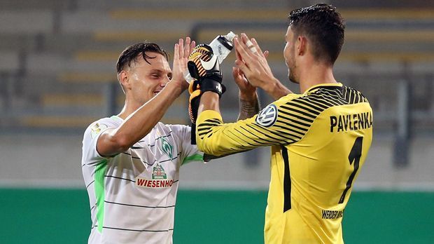 
                <strong>SV Werder Bremen</strong><br>
                Testspiele/DFB-Pokal: Alexander Nouris Team gewann gegen Ajax, Gladbach und West Ham. Andererseits gab es Pleiten gegen Bayern, St. Pauli, Wolverhampton und im abschließenden Test gegen Valencia. Im Pokal verabschiedete sich Bremen aber zur Abwechslung mal nicht gleich in der 1. Runde, siegte in Offenbach gegen Würzburg nach guter zweiter Halbzeit mit 3:0. Personal: Die Abwehr steht nach dem Ausfall von Niklas Moisander auch mit Robert Bauer und Milos Veljkovic kompakt. Keeper Jiri Pavlenka erweist sich als guter Rückhalt, Jerome Gondorf und Ludwig Augustinsson haben ebenfalls gute Chancen auf einen Stammplatz. Form: Die Ergebnisse in der Vorbereitung waren eher durchwachsen, auch die erste Halbzeit in Würzburg verlief enttäuschend. Es gibt also noch Steigerungspotenzial. ran-Check: 5 Punkte
              