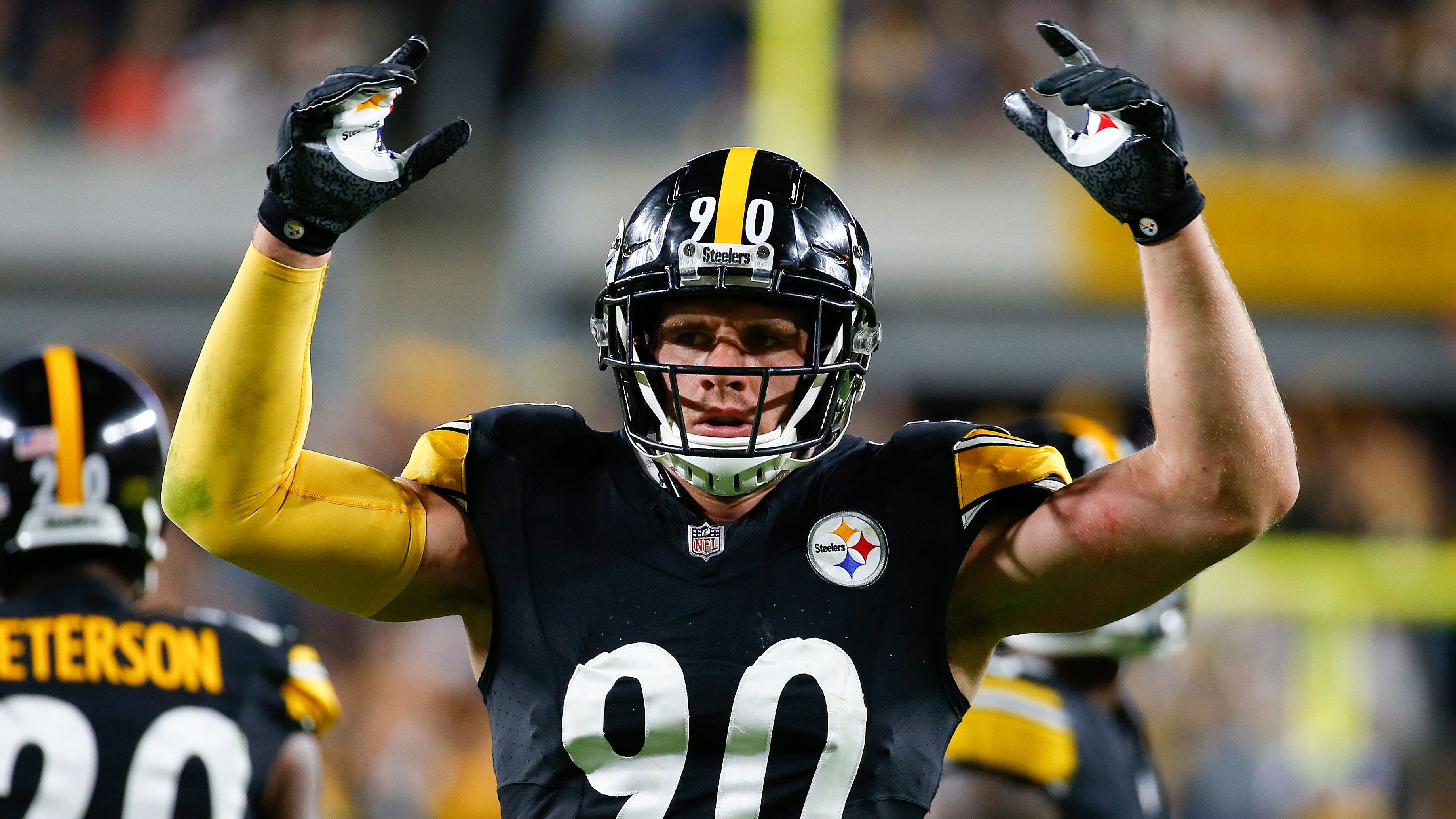 <strong>Pittsburgh Steelers</strong><br>• Franchise-Rekord (all-time): T.J. Watt (2017-heute): 101<br>• Franchise-Rekord (eine Saison): T.J. Watt (2021): 22,5<br>In Woche fünf der Saison 2024 gab es besonderen Grund zur Freude für T.J. Watt. Der Outside Linebacker erreichte bei der Niederlage gegen die Dallas Cowboys mit einem Takedown von Quarterback Dak Prescott die 100-Sack-Marke.&nbsp;Watt stürmte im zweiten Viertel mit Teamkollege Nick Herbig auf Prescott zu und durchbrach mit einem halben Sack die Schallmauer ...