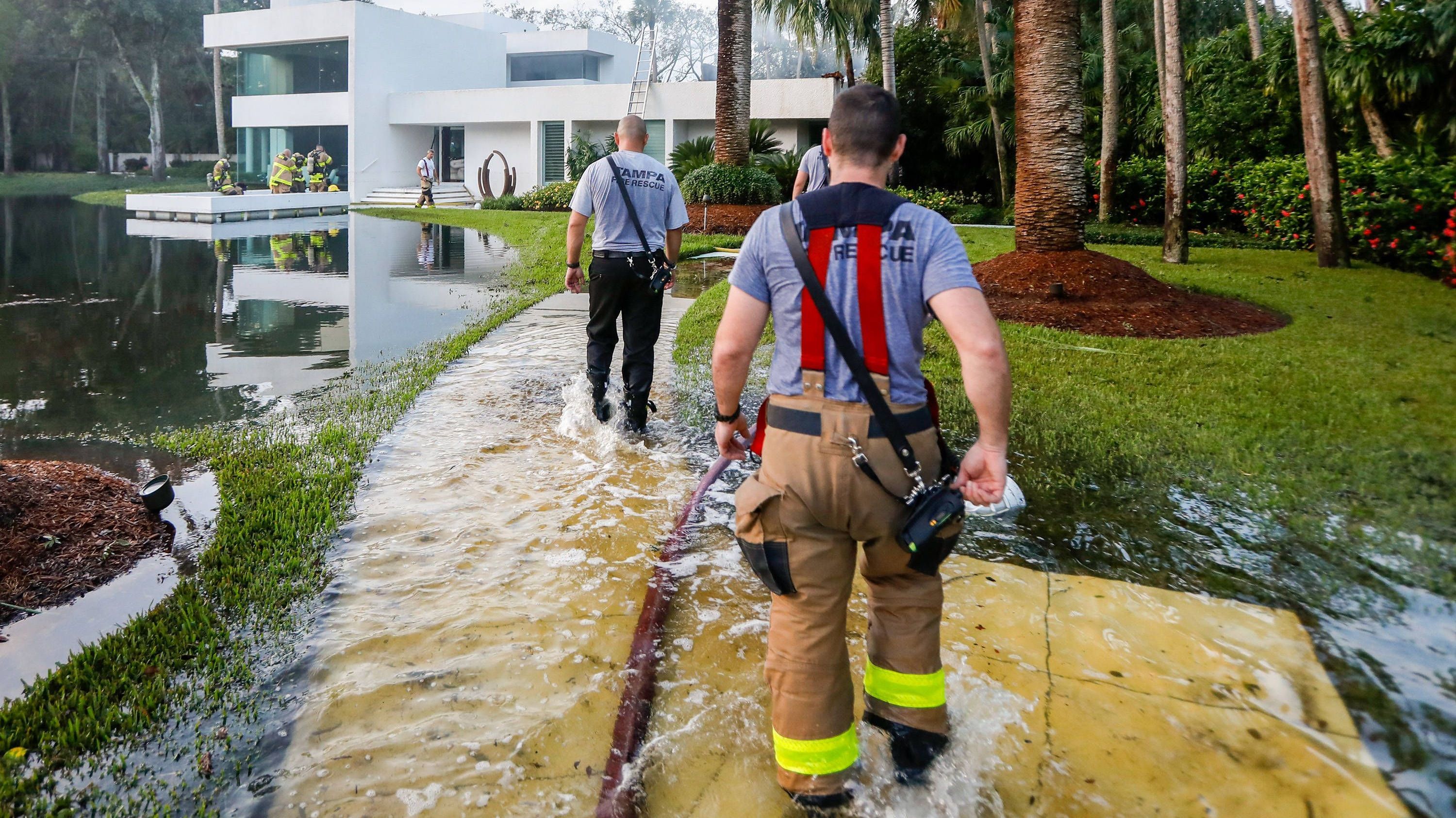 Einsatzkräfte der Feuerwehr im Einsatz in Tampa, Florida.