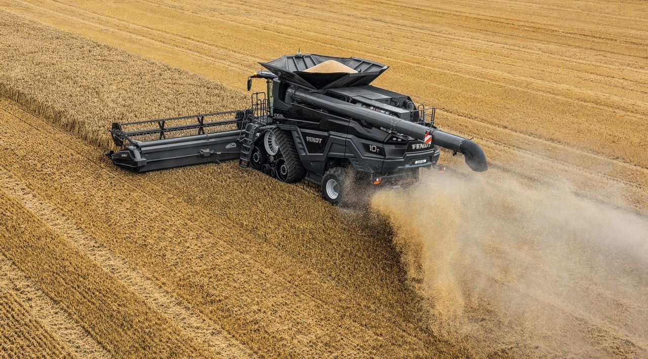 Mit Joystick steuern Landwirte den Mähdrescher "Fendt IDEAL10".