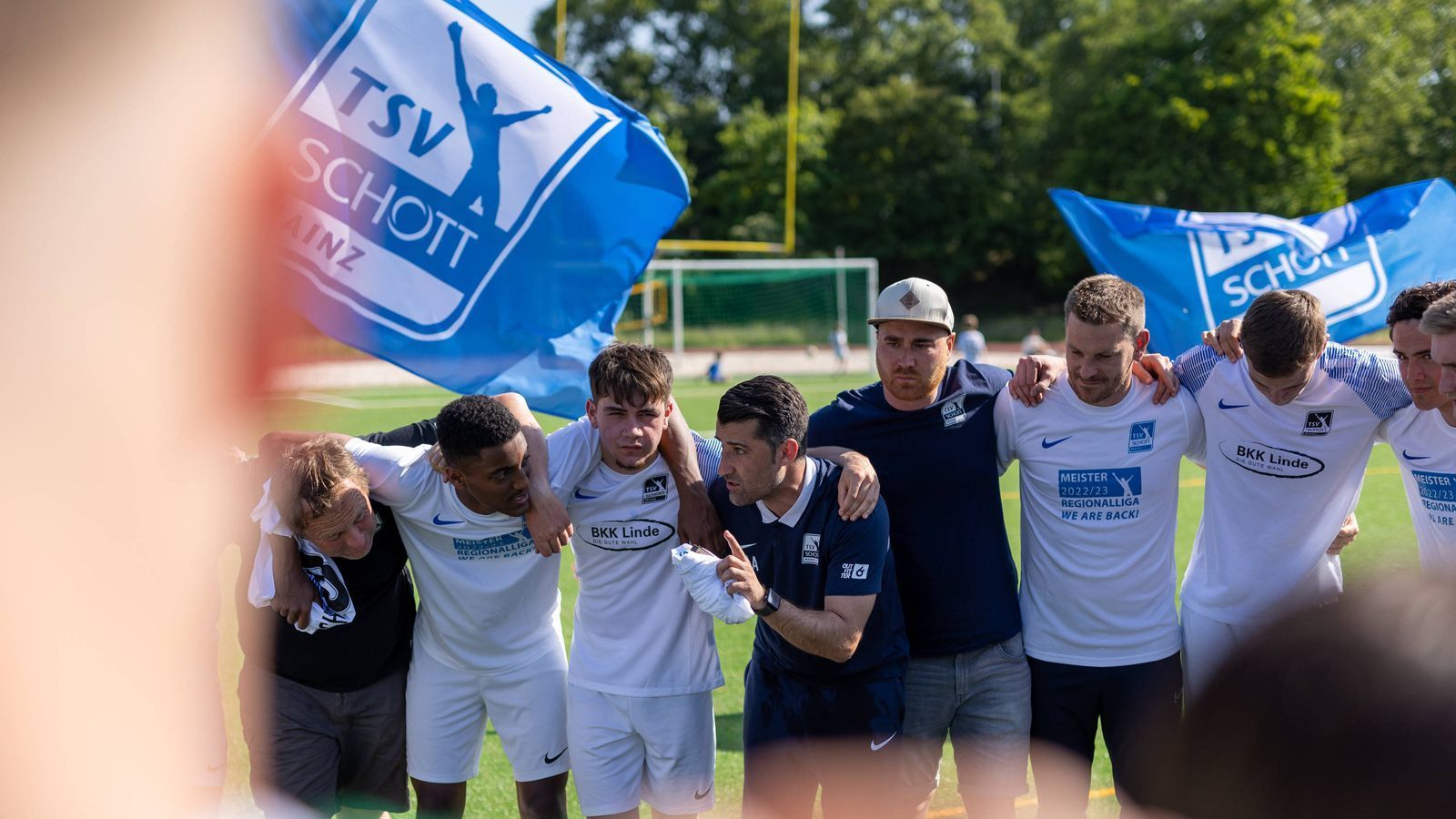 
                <strong>Südwest: TSV Schott Mainz</strong><br>
                Mit dem TSV Schott Mainz feierte der Außenseiter im Landespokal-Finale Südwest gegen Wormatia Worms den Sieg. Die Mainzer setzten sich mit 5:4 im Elfmeterschießen durch.
              