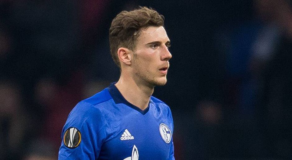 
                <strong>Leon Goretzka</strong><br>
                Soll das Schalker Spiel aus dem defensiven Mittelfeld heraus ordnen und dirigieren. In Halbzeit eins fällt es Goretzka schwer, der Partie seinen Stempel aufzudrücken, schon bei der Ballannahme ist immer mindestens ein Holländer an seinen Fersen. Beim 0:2 lässt der Deutsche Ajax-Kapitän Klaassen entwischen, der kann aus sechs Metern ungehindert einschieben. Besser, als Stambouli kommt und Goretzka auf die Zehn wechselt, aber ohne die ganz großen Szenen nach vorne. ran-Note: 4
              