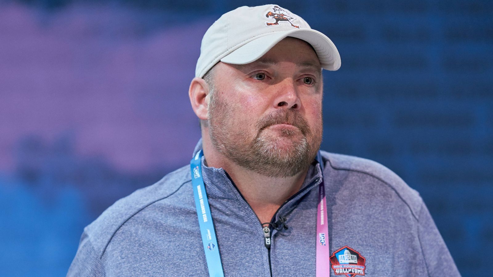 
                <strong>Januar 2019: Freddie Kitchens</strong><br>
                Im Januar 2019 entschieden sich die Browns für Kitchens als neuen Head Coach, er war vor seiner Beförderung Offensive Coordionator. Er folgte auf Interims-Coach Gregg Williams, der für Jackson eingesprungen war. Mit Kitchens feilt Dorsey weiterhin fleißig am neuen Gesicht der Franchise. Und wie.
              